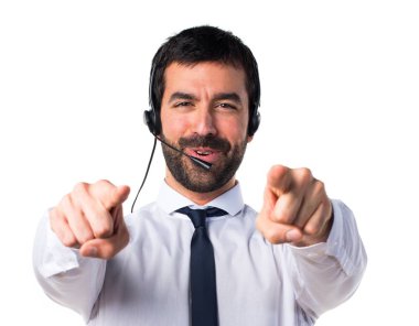 Öne doğru işaret eden bir kulaklık ile genç adam
