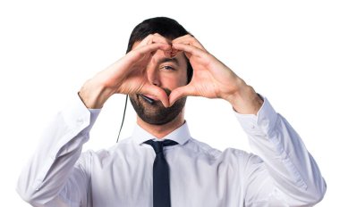 Elleri ile bir kalp yapma bir kulaklık ile genç adam