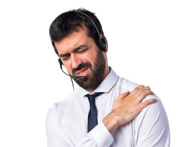 Omuz ağrısı ile bir kulaklık ile genç adam