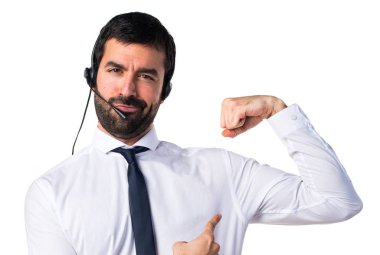Güçlü bir jest yapma bir kulaklık ile genç adam