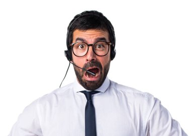 Bir kulaklık ile şaşırmış genç adam