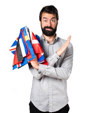 Birçok bayrak tutarak ve hiçbir jest yapma sakallı yakışıklı adam