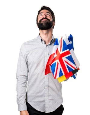 Birçok bayrak tutan ve ararken sakallı yakışıklı adam