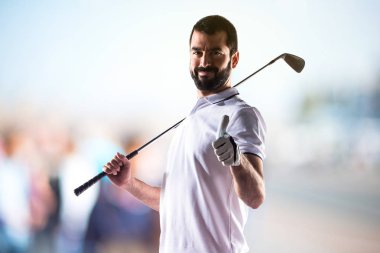 Yukarı adamla golfçü