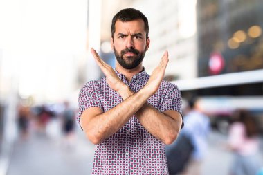 Hiçbir hareketi yapan yakışıklı erkek