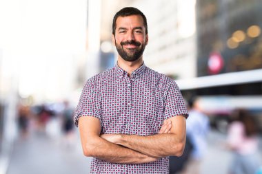 yakışıklı adam kollarını ile geçti