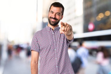 Yakışıklı adam önüne işaret