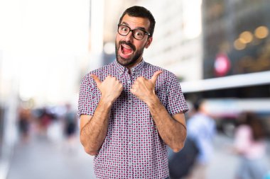 Başparmak ile gözlüklü adam