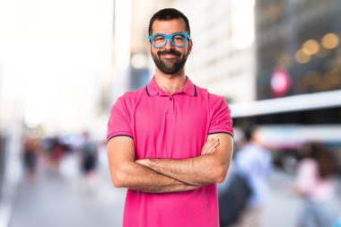 Adam kollarını ile renkli giysiler içinde geçti