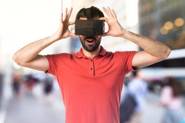 Sakallı yakışıklı esmer adam