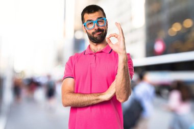 Adam renkli elbise yapma Ok işareti ile