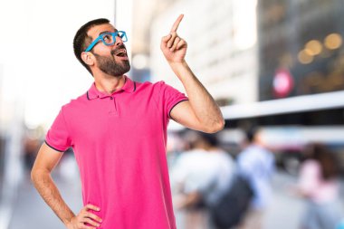 Adam renkli giysileri düşünme ile