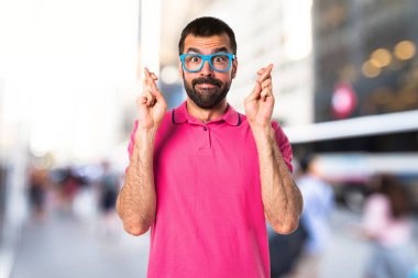 Adam parmaklarıyla geçiş renkli giysileri ile