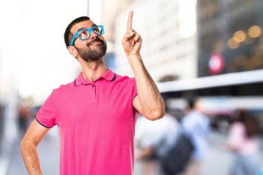 Adam yukarı dönük renkli giysileri ile