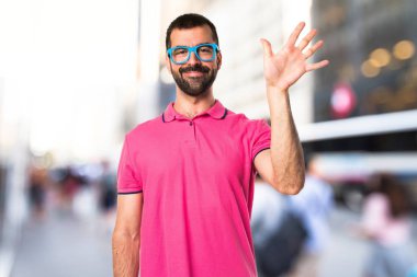 Renkli elbise selamlayan adamla