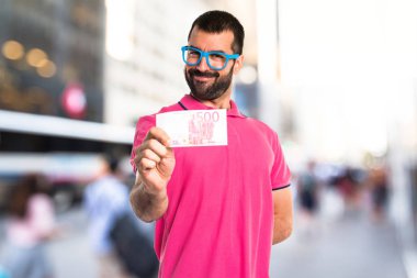 Adam bir sürü para alarak renkli giysileri ile