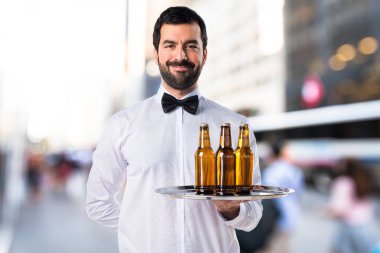 Garson tepsiye bira şişeleri ile