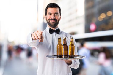 Sakallı yakışıklı esmer adam