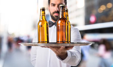 Garson tepsiye bira şişeleri ile 