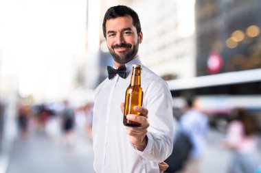 Bir bira tutan garson