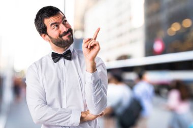 Sakallı yakışıklı esmer adam