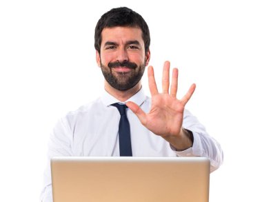 İşadamı ofisinde beş sayma