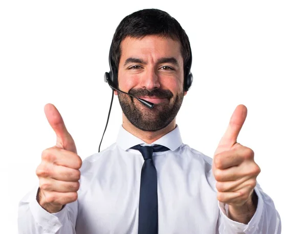 Joven con auriculares con el pulgar hacia arriba — Foto de Stock