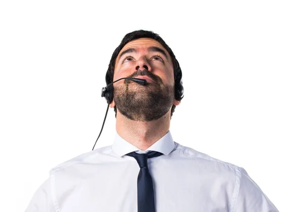 Joven con un auricular mirando hacia arriba —  Fotos de Stock