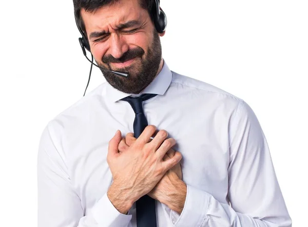 Junger Mann mit Kopfhörer mit Herzschmerzen — Stockfoto