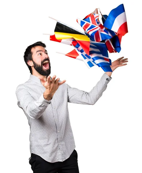 많은 깃발을 들고 수염과 행복 한 잘생긴 남자 — 스톡 사진