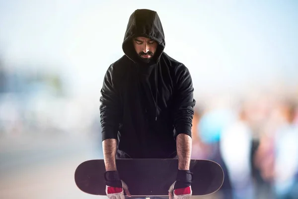 Homem com o seu skate — Fotografia de Stock