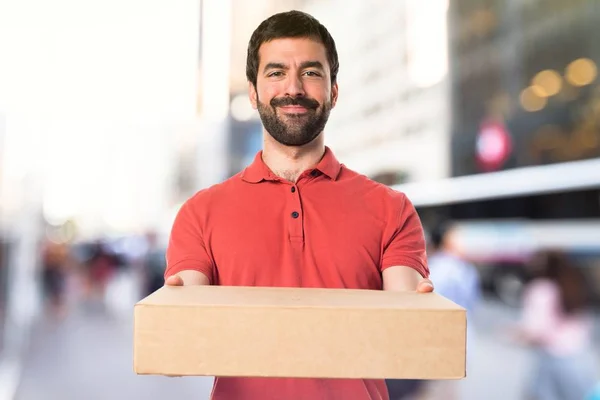 Tampan pria memegang kotak — Stok Foto