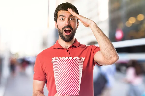 Knappe man eten popcorns — Stockfoto