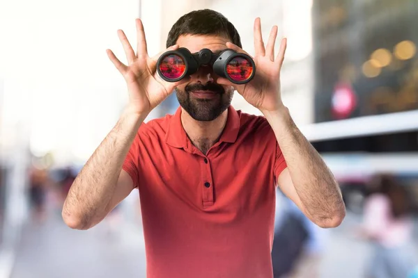 Homem bonito com binóculos — Fotografia de Stock