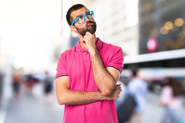 Man met kleurrijke kleding denken — Stockfoto
