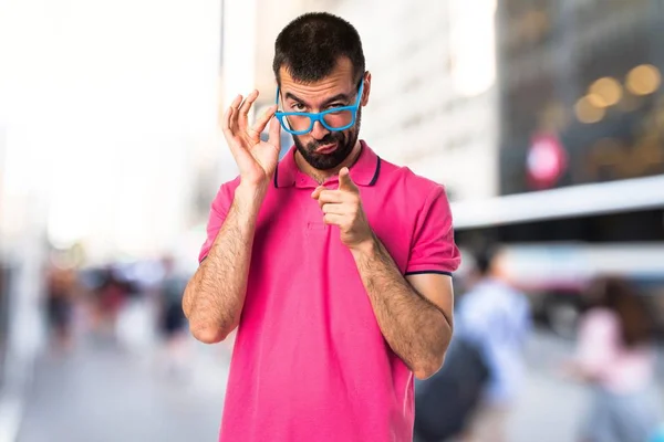 Man met kleurrijke kleding met iets — Stockfoto