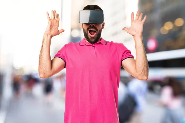 Homem com roupas coloridas usando óculos VR — Fotografia de Stock
