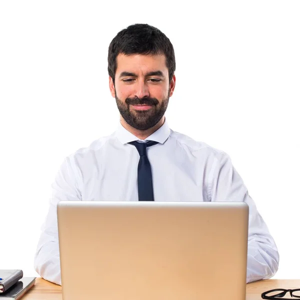 Geschäftsmann arbeitet mit Laptop in seinem Büro — Stockfoto