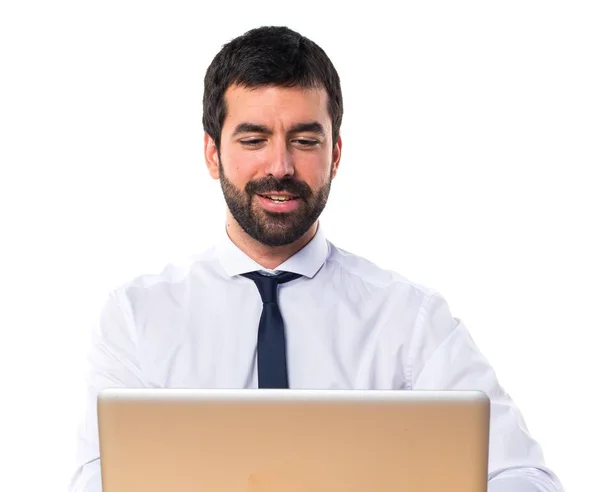 Geschäftsmann arbeitet mit Laptop in seinem Büro — Stockfoto