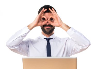 Ofisinde bir şey gösterilen işadamı