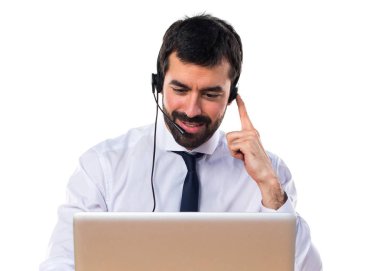 Genç adam bir kulaklık ile çalışma 