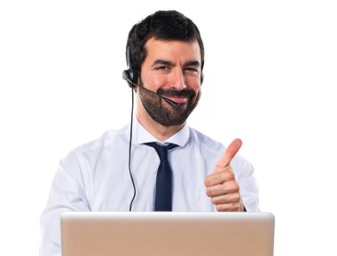 Genç adam bir kulaklık ile başparmak ile çalışma