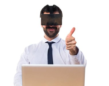 Ofisinde Vr gözlükle başparmak ile işadamı