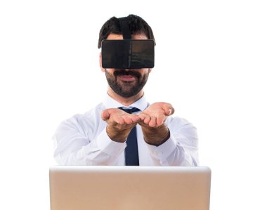 Ofisinde bir şey tutan Vr gözlükle işadamı