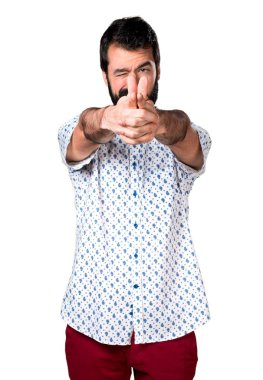 Silah jest yapma sakallı yakışıklı esmer adam