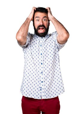 Sakallı sinirli esmer yakışıklı