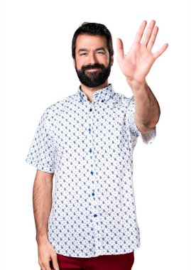 Sakal selamlayan ile esmer yakışıklı