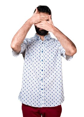 Yüzünü kaplayan sakallı yakışıklı esmer adam