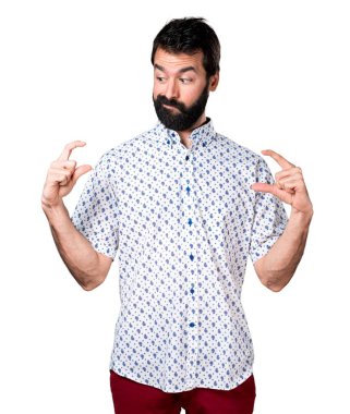 Küçük işareti yapma sakallı yakışıklı esmer adam