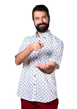 Bir şey tutan sakallı yakışıklı esmer adam